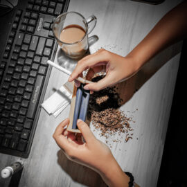 Ngelinting tembakau bukan sekadar aktifitas, melainkan juga tentang menciptakan ruang untuk diri sendiri Ngelinting tembakau bukan sekadar aktifitas, melainkan juga tentang menciptakan ruang untuk diri sendiri